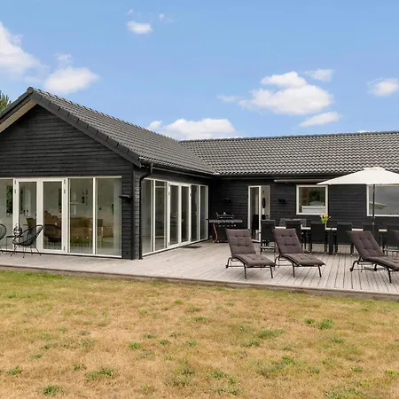 Holiday home 5 Bedroom Cozy In Vaeggerlose Boto By