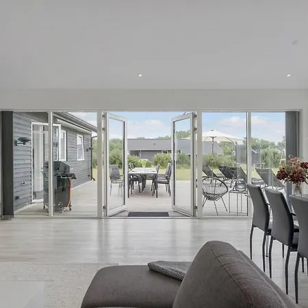 5 Bedroom Cozy In Vaeggerlose Feriehus Bøtø By