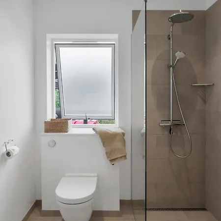 5 Bedroom Cozy In Vaeggerlose Feriehus