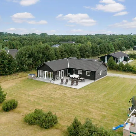 Holiday home 5 Bedroom Cozy In Vaeggerlose
