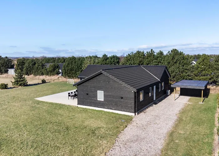 5 Bedroom Cozy In Vaeggerlose Holiday home *