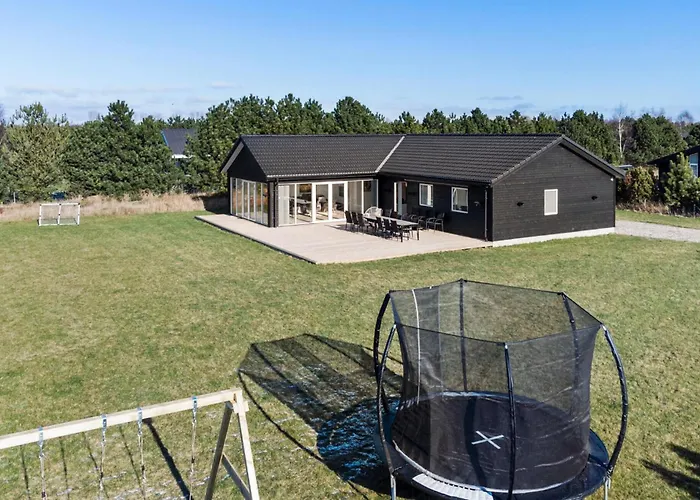 5 Bedroom Cozy In Vaeggerlose Holiday home