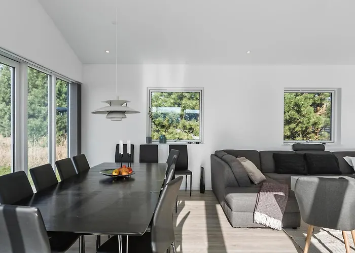 5 Bedroom Cozy In Vaeggerlose Holiday home Boto By